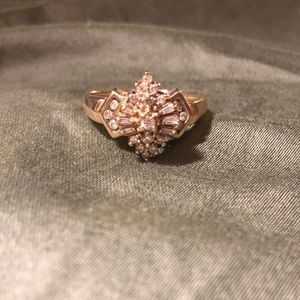 14k gold cocktail ring with approx 25 diamonds